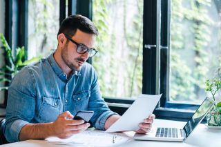 Foto: Mann am Arbeitsplatz